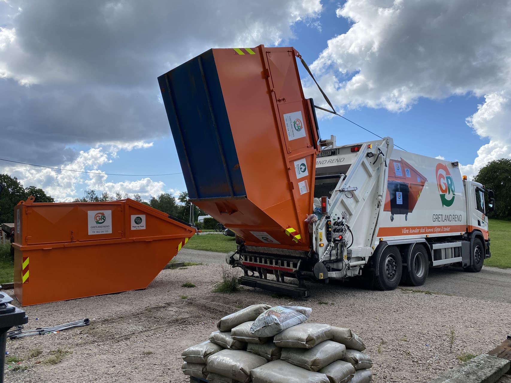 Søppelbiler tømmer container