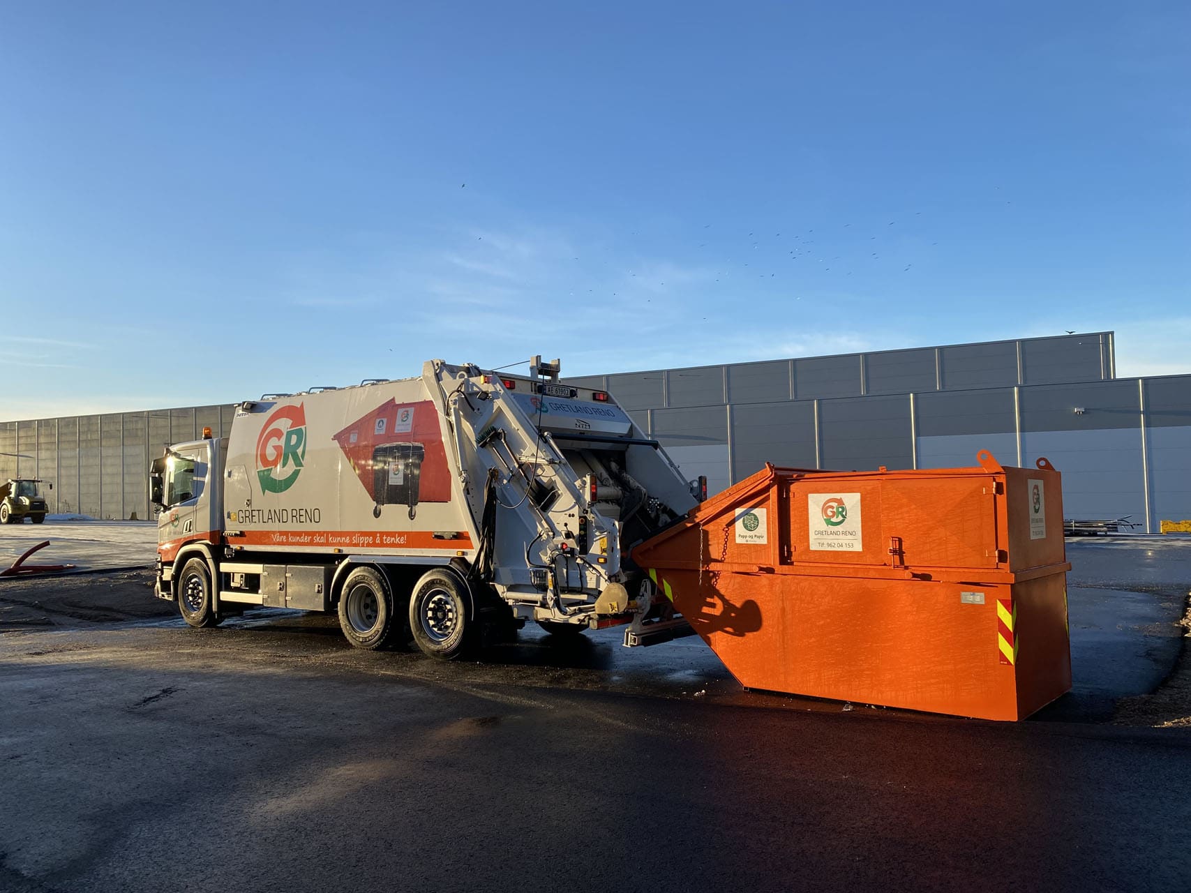 Søppelbil plukker opp container