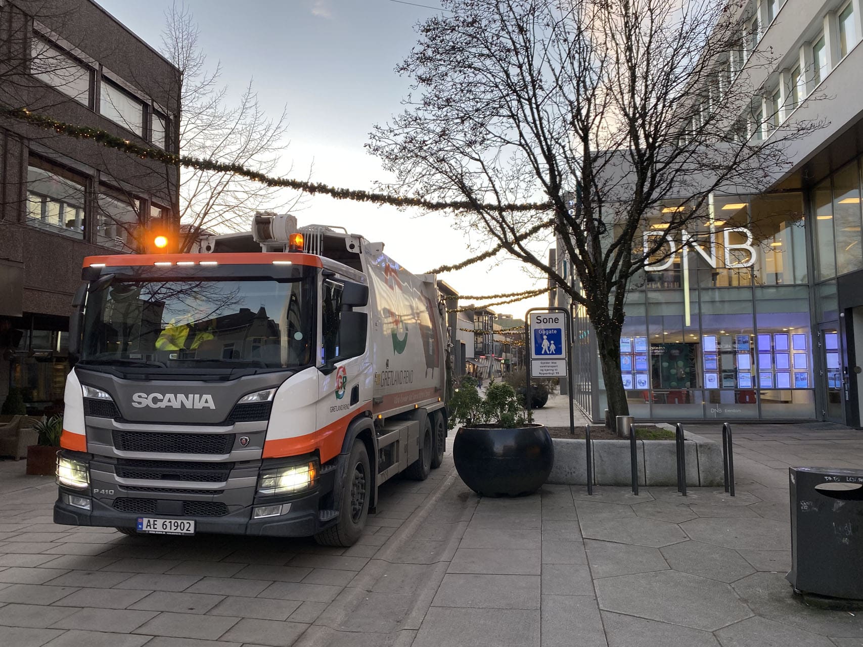 Lastebil, søppelbil i Fredrikstad sentrum